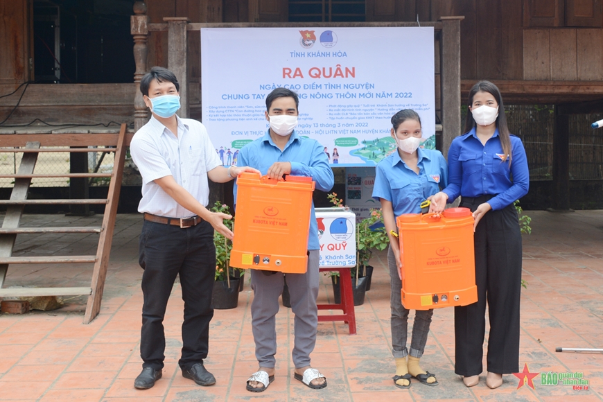 Tuổi trẻ Khánh Hòa ra quân tình nguyện tham gia xây dựng nông thôn mới