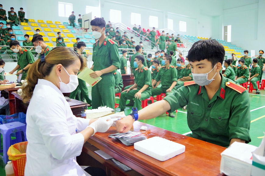 Gần 1.000 cán bộ, đoàn viên Trường Sĩ quan Thông tin tham gia hiến máu tình nguyện