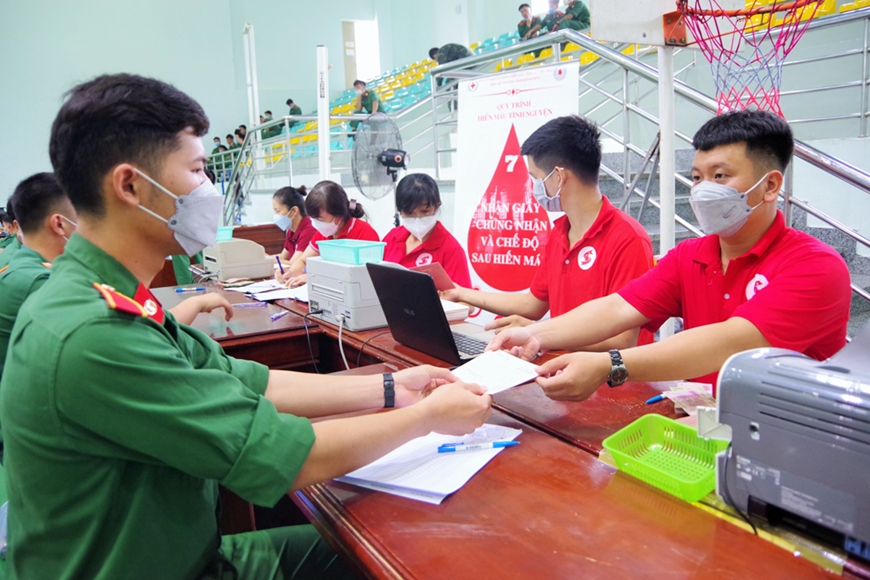 Gần 1.000 cán bộ, đoàn viên Trường Sĩ quan Thông tin tham gia hiến máu tình nguyện