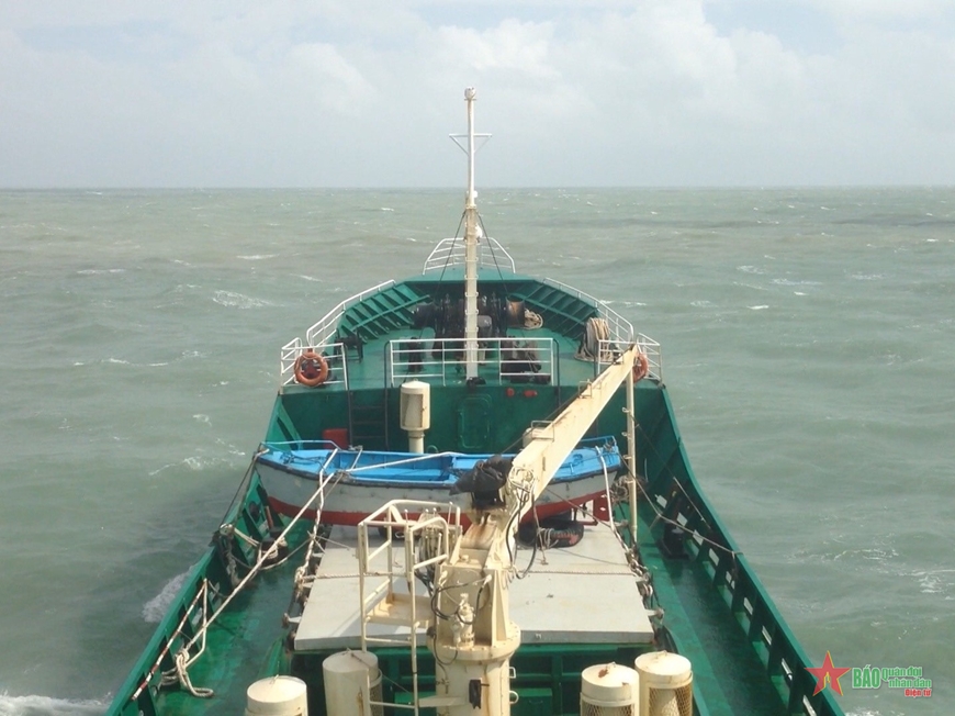 Tàu 627 tìm kiếm ngư dân gặp nạn trên biển