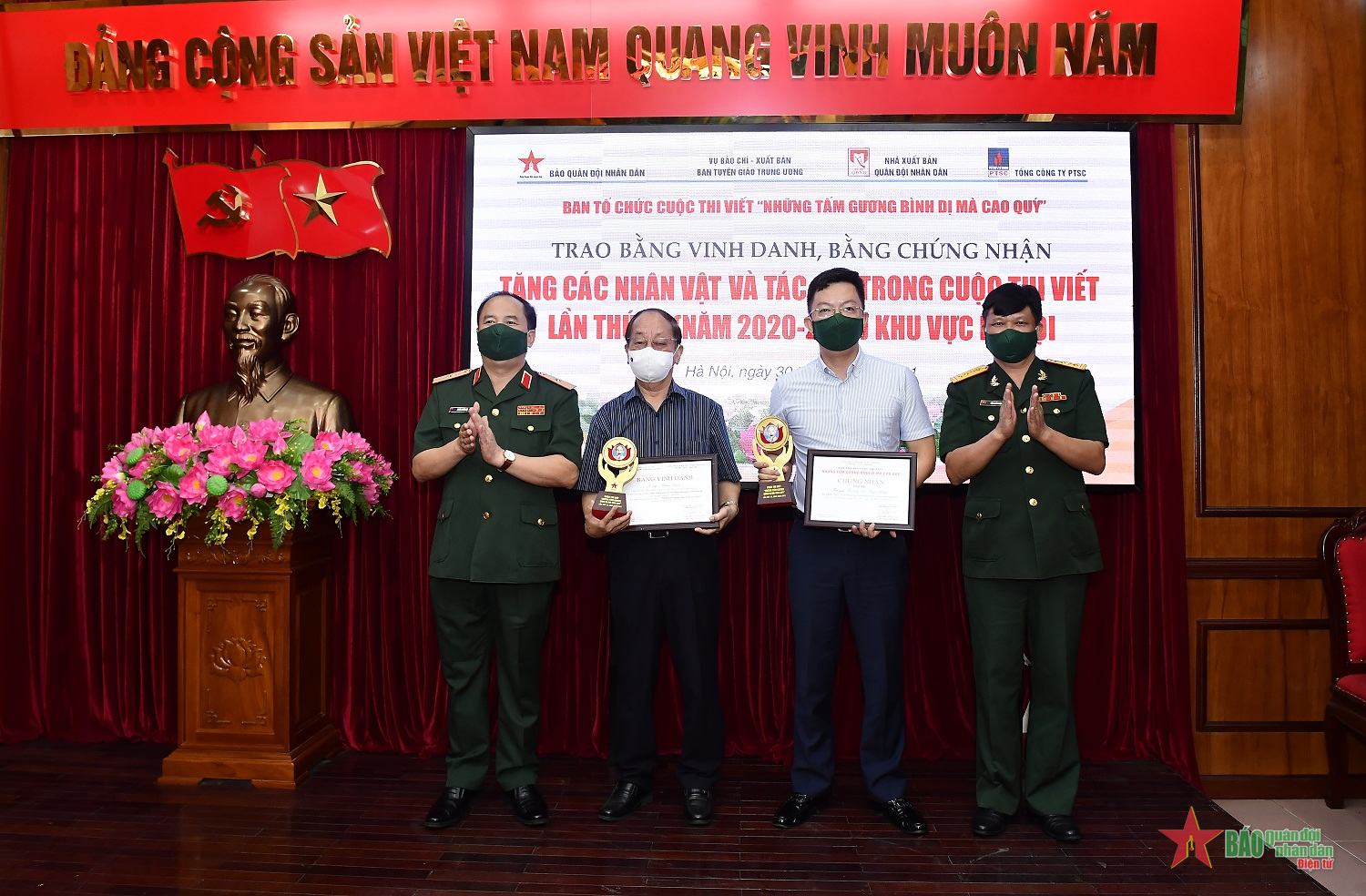 Nhân lên “những tấm gương bình dị mà cao quý”