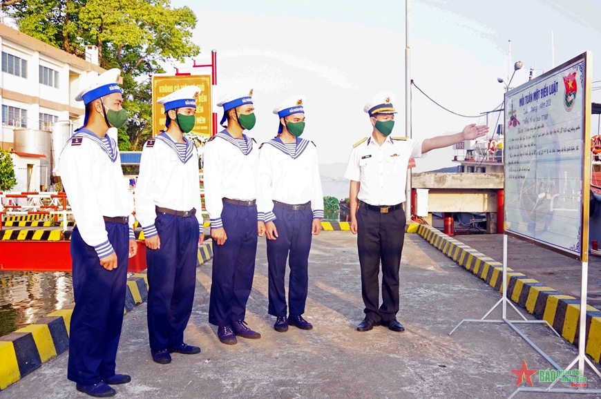 Thượng úy Lê Văn Phát hướng dẫn chiến sĩ tìm hiểu "mỗi tuần một điều luật".