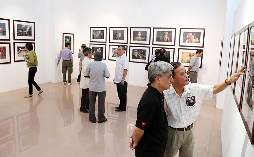 Trung tâm Lưu trữ và Triển lãm ảnh nghệ thuật Việt Nam tổ chức triển lãm ảnh quốc tế của Hội Nhiếp ảnh Hoa Kỳ, năm 2018.Ảnh: PHƯƠNG UYÊN.