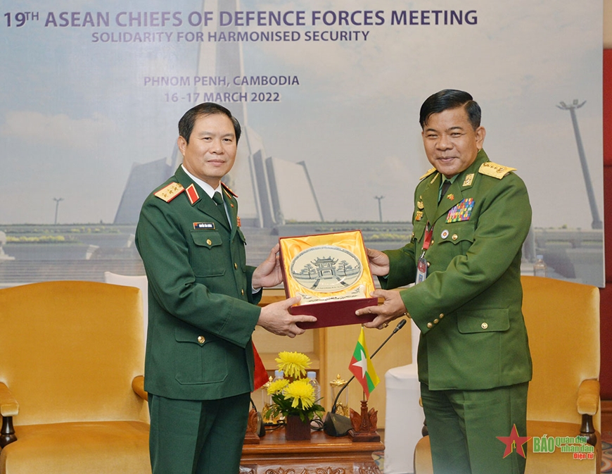 Tổng Tham mưu trưởng Nguyễn Tân Cương gặp song phương trưởng đoàn Lào và Myanmar