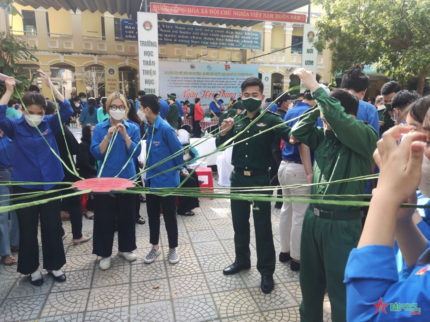 Phần thi chò trơi tập thể Team building "Vươn ra biển lớn".