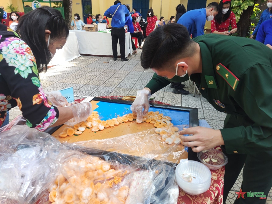 Đội phường Nam Dương trang trí mâm bánh với chủ đề “Hương sắc Việt Nam”.