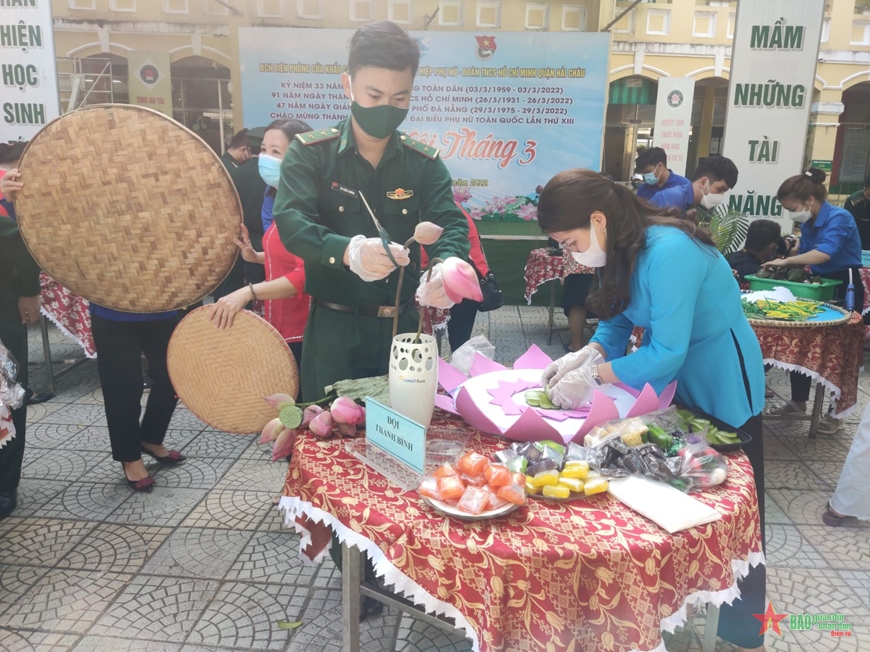 Đội phường Thanh Bình trang trí mâm bánh với chủ đề “Hương sen Việt”.