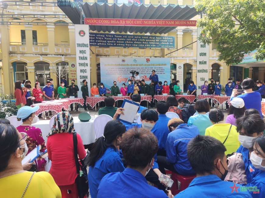 Các đội thi kiến thức tìm hiểu những vấn đề về thanh niên, phụ nữ, bộ đội biên phòng, tình hình phát triển kinh tế-xã hội của đất nước, thành phố Đà Nẵng và quận Hải Châu.