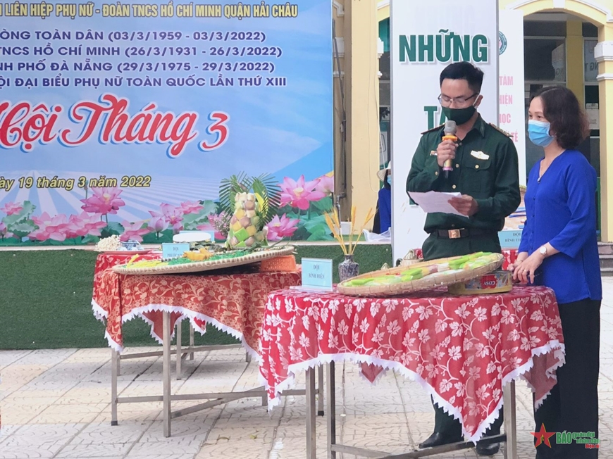 Đội phường Bình Hiên thuyết trình giới thiệu về mâm bánh truyền thống với chủ đề “Tự hào Việt Nam”.