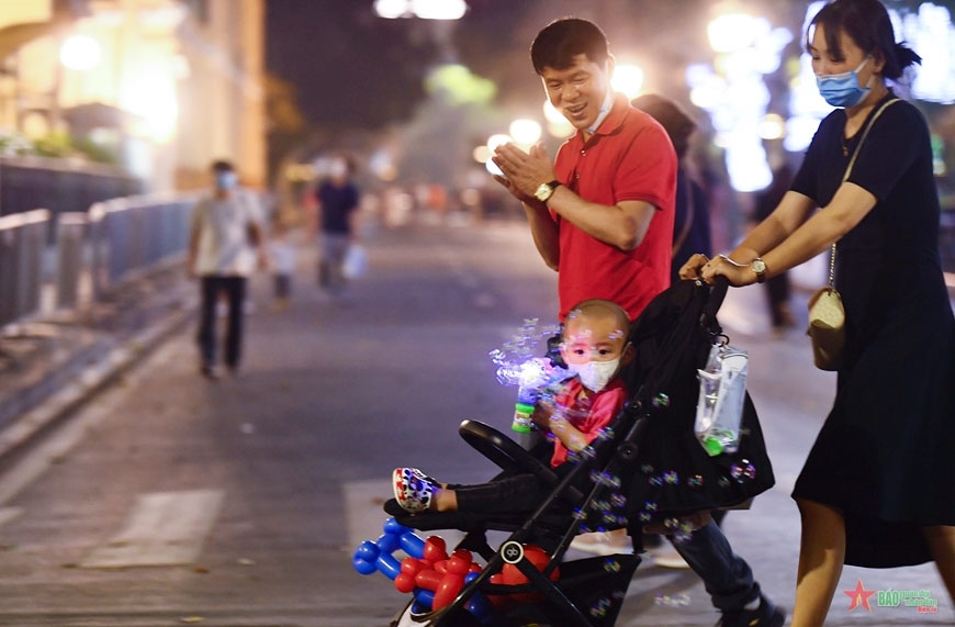 Đi bộ tại Hoàng Mai là trải nghiệm tuyệt vời cho những ai muốn tận hưởng không khí trong lành và khám phá vẻ đẹp của khu đô thị này. Bạn sẽ có cơ hội tận mắt nhìn thấy những công trình kiến trúc độc đáo và ngắm nhìn sinh hoạt đời thường của người dân địa phương. Hãy xem hình ảnh liên quan để cảm nhận được sự thú vị của chuyến đi bộ này.