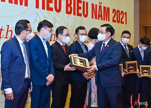 Chủ tịch Quốc hội Vương Đình Huệ gặp mặt thầy thuốc trẻ Việt Nam tiêu biểu năm 2021