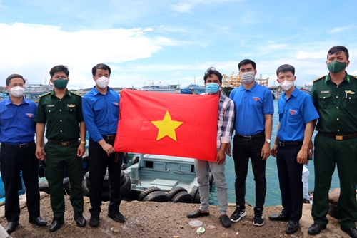 Bình Thuận trao 200 lá cờ Tổ quốc tặng ngư dân đảo Phú Quý