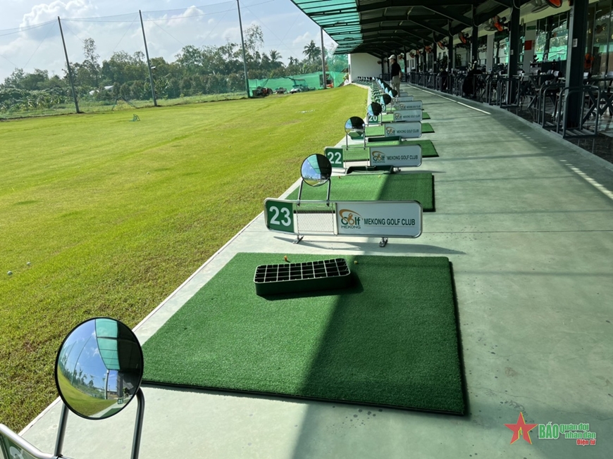 Sân tập golf Phong Điền: Đến với sân tập golf Phong Điền, bạn sẽ được trải nghiệm cảm giác đánh golf trên một bãi cỏ xanh tươi trải dài như mênh mông, ngập tràn ánh nắng và không khí trong lành. Hãy để mình trôi vào bức ảnh này và cảm nhận những điều thật tuyệt vời trên sân golf này.