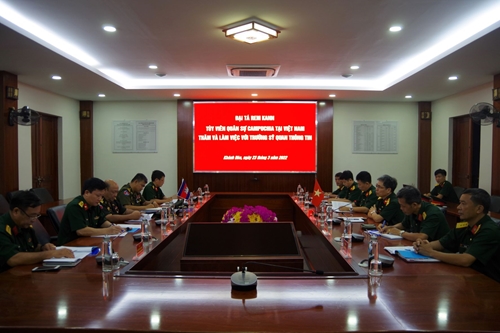 Tùy viên quân sự Campuchia thăm và làm việc tại Trường Sĩ quan Thông tin