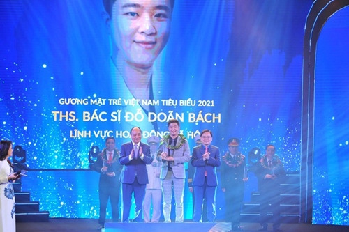 Chủ tịch nước Nguyễn Xuân Phúc dự Lễ tuyên dương Gương mặt trẻ Việt Nam tiêu biểu và triển vọng năm 2021