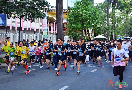 Hơn 1.500 vận động viên tham gia giải chạy “Bước chân xanh”