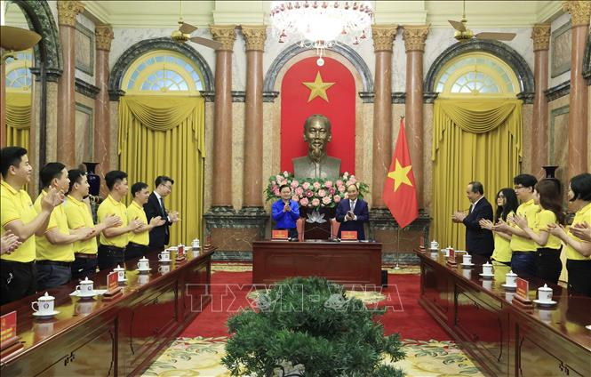 Chủ tịch nước Nguyễn Xuân Phúc gặp mặt gương mặt trẻ Việt Nam tiêu biểu năm 2021