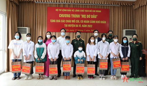 Bộ tư lệnh Bảo vệ Lăng Chủ tịch Hồ Chí Minh trao quà tặng trẻ em mồ côi, có hoàn cảnh khó khăn do đại dịch Covid-19