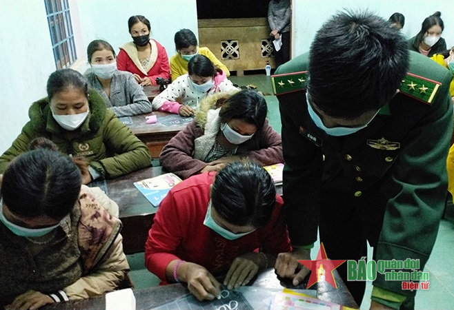 Lớp học nghĩa tình nơi biên giới