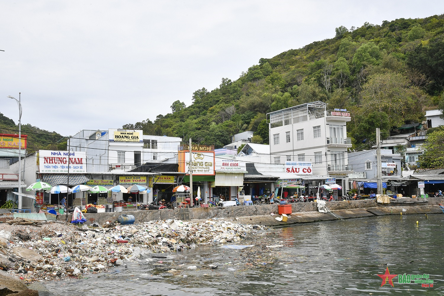 Ngổn ngang rác thải ở bờ biển xã An Sơn 