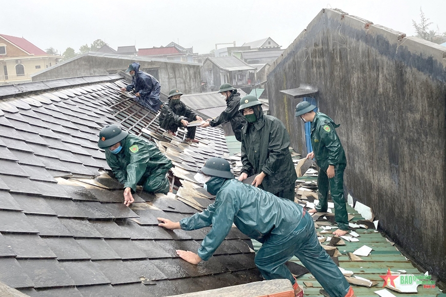 Lực lượng vũ trang huyện Phú Lộc, tỉnh Thừa Thiên Huế giúp nhân dân khắc phục hậu quả lốc xoáy
