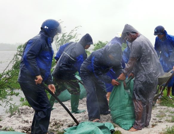 Lực lượng vũ trang Thừa Thiên Huế nỗ lực giúp dân khắc phục hậu quả đợt mưa lũ bất thường