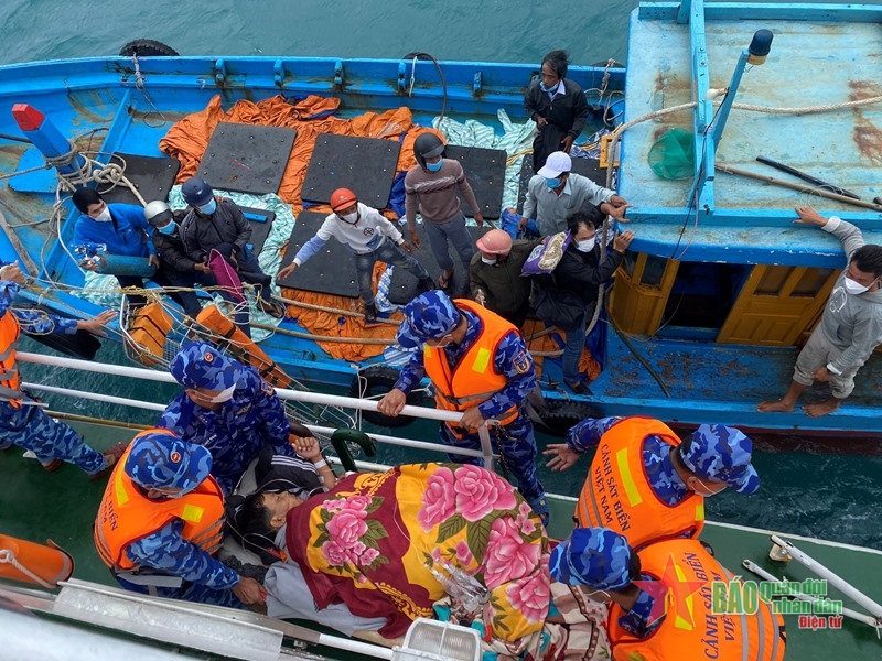 Tàu Cảnh sát biển đưa ngư dân bị nạn vào đất liền cấp cứu