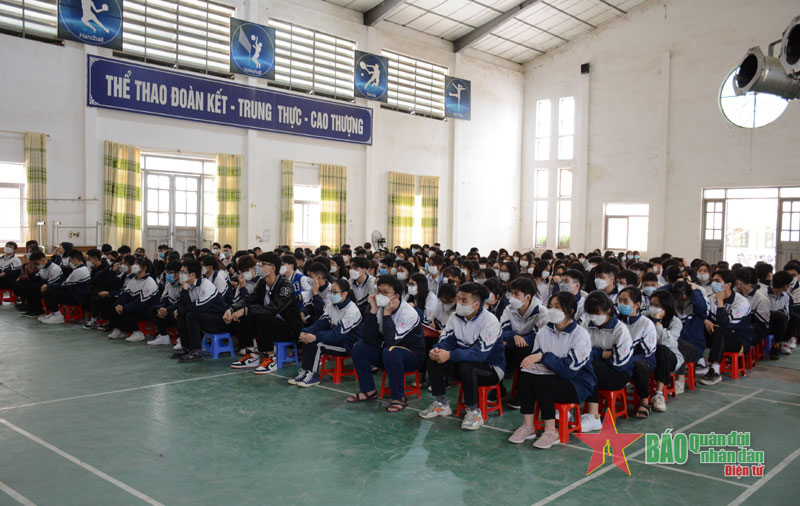 Hơn 700 học sinh nghe tuyên truyền, phổ biến về công tác tuyển sinh quân sự năm 2022
