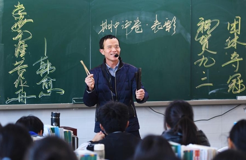 Thầy giáo khiếm thị Trung Quốc “truyền lửa” cho học trò