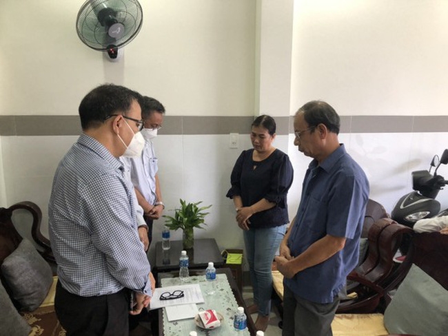 Đại diện Ban Giám hiệu Trường Đại học Nông lâm TP Hồ Chí Minh tới thăm hỏi, động viên gia đình nam sinh viên mất tích. (Ảnh: SGGP).