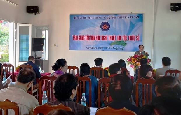 Các tác giả và đại biểu dự lễ khai mạc Trại sáng tác văn học nghệ thuật đề tài dân tộc thiểu số. Ảnh: nhandan.vn.