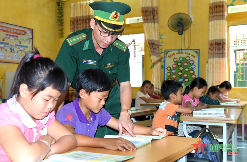 Thắm tình quân - dân Thắm tình quân - dân