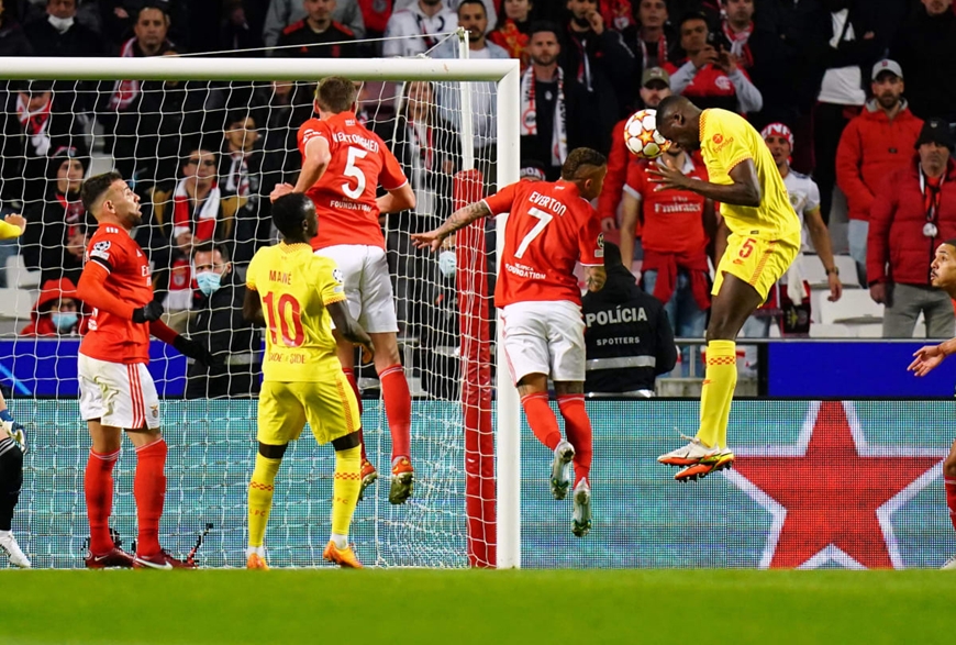 Liverpool dễ dàng vượt qua Benfica, Man City thắng tối thiểu Atletico