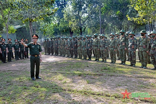 Bộ trưởng Phan Văn Giang làm việc tại Trường Sĩ quan Lục quân 2
