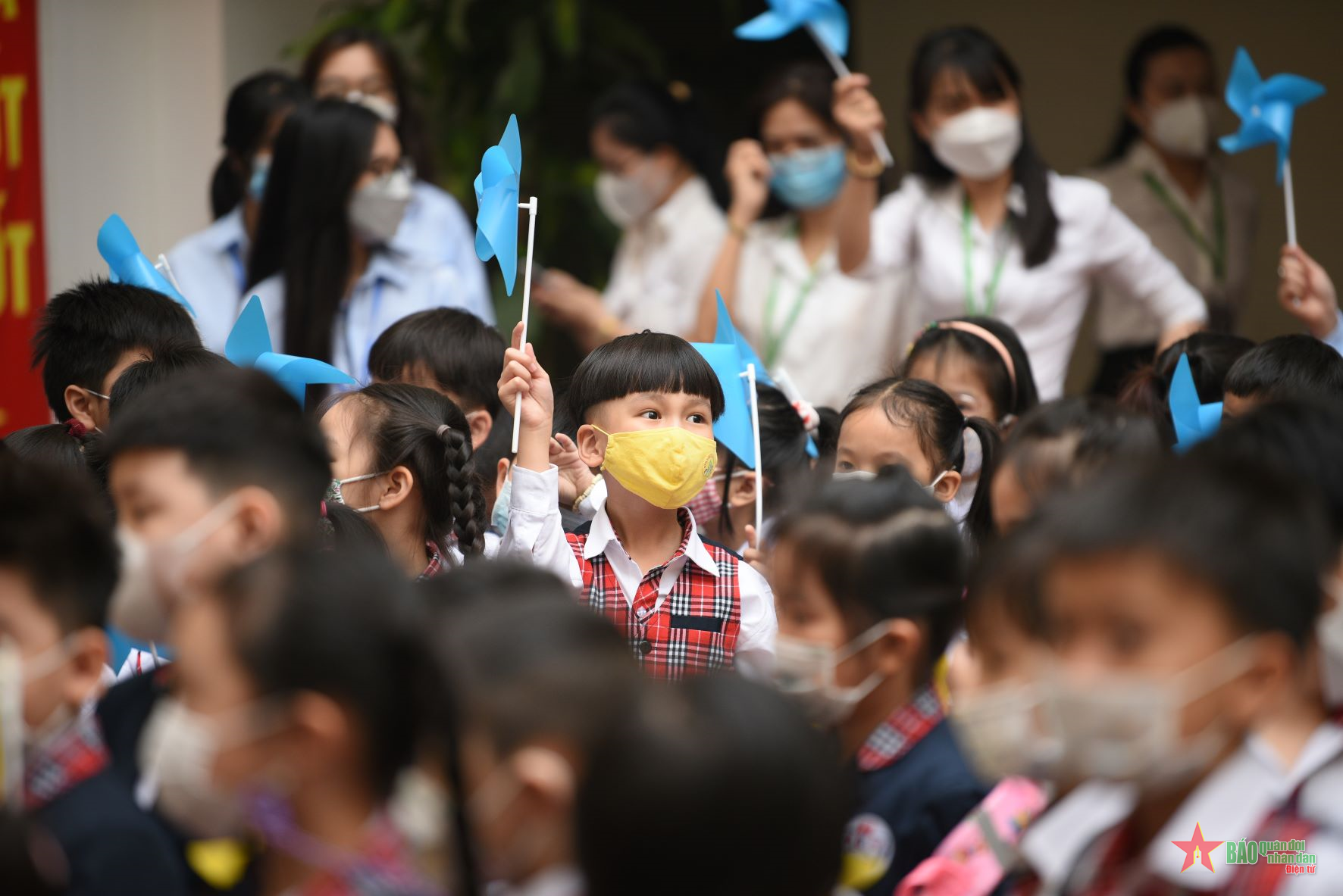 Học sinh từ lớp 1 đến lớp 6 trên địa bàn Hà Nội rộn ràng đi học trở lại