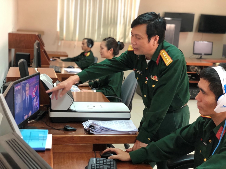 Cán bộ Trung tâm Thông tin khoa học quân sự kiểm tra, vận hành hệ thống máy chủ mạng MISTEN và thư viện số dùng chung trong Bộ Quốc phòng.