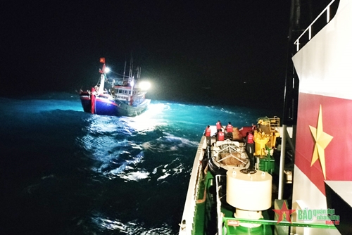 Chi đội Kiểm ngư số 4 cứu tàu cá gặp nạn