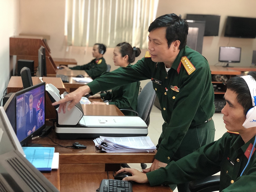 Cán bộ Trung tâm Thông tin khoa học quân sự kiểm tra, vận hành hệ thống máy chủ mạng MISTEN và thư viện số dùng chung trong Bộ Quốc phòng. Ảnh: TRƯỜNG THỦY