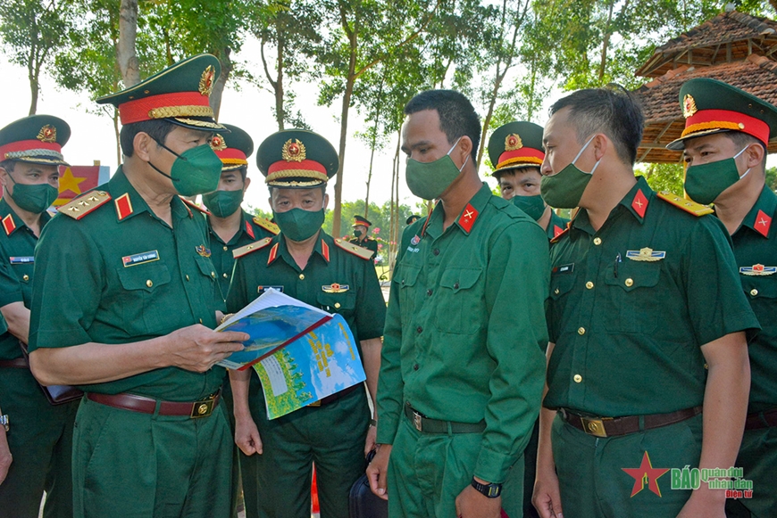 Thượng tướng Nguyễn Tân Cương làm việc tại Quân đoàn 3