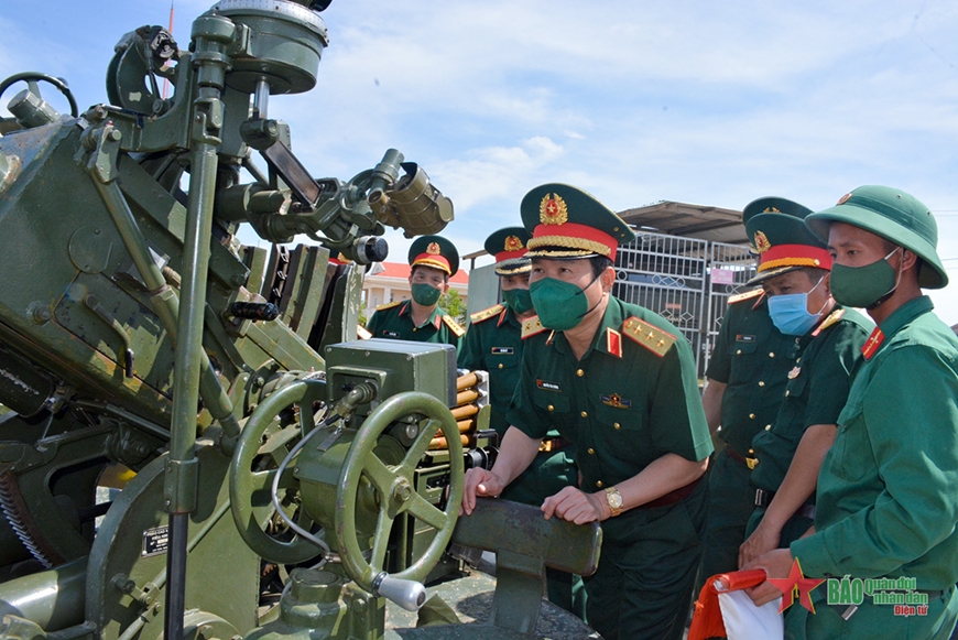 Thượng tướng Nguyễn Tân Cương làm việc tại Quân đoàn 3