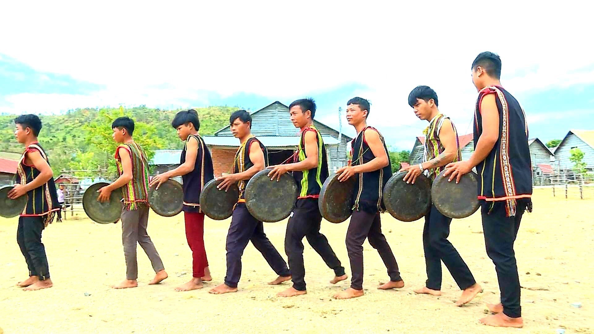 Nhà nước ta có những chính sách gì đối với thanh niên là người dân tộc thiểu số?