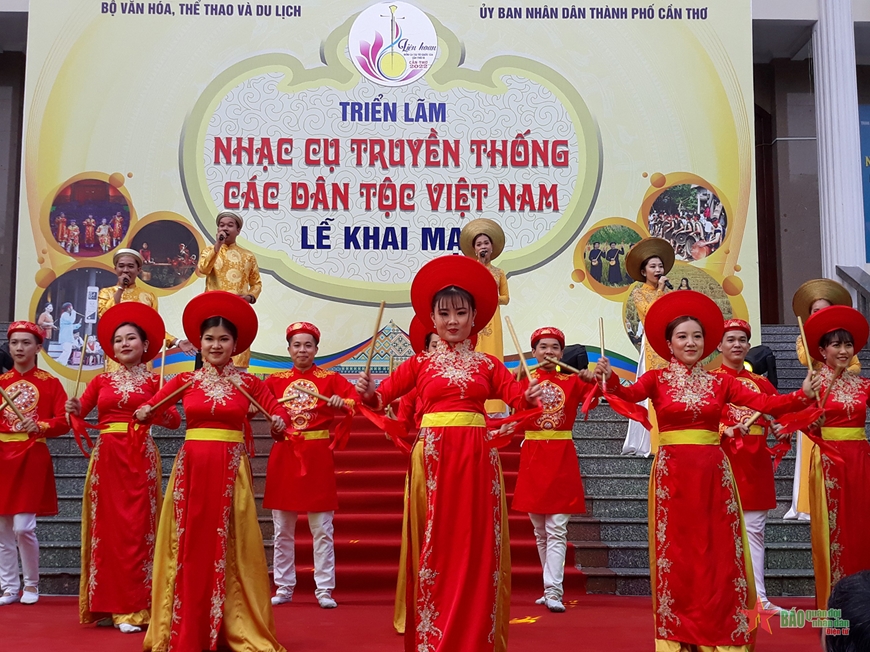 Nhạc cụ truyền thống Việt Nam: Góc nhìn đặc biệt về những nhạc cụ truyền thống Việt Nam sẽ khiến bạn hoàn toàn bị cuốn hút. Qua đó, bạn sẽ thấy được sự phong phú và đa dạng của âm nhạc Việt Nam cũng như sự tinh tế trong từng chi tiết của những bức ảnh.
