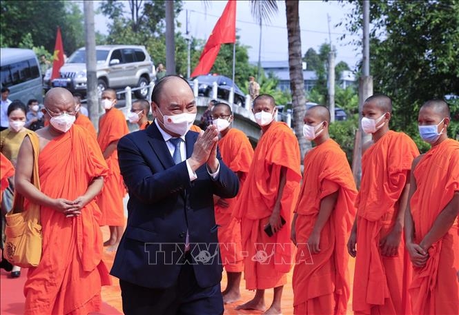 Tết Chôl Chnăm Thmây là ngày lễ truyền thống của người Khmer tại Việt Nam, được tổ chức vào tháng 4 âm lịch. Người dân thường cảm nhận sự mãn nguyện và hạnh phúc khi cùng nhau tham gia các hoạt động văn hóa, chèo ghe, hát xoang, múa rối... Đây là một dịp để du khách khám phá và trải nghiệm đầy màu sắc văn hóa của người Khmer.