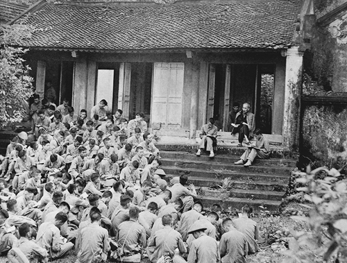 Dấu ấn về bức ảnh Bác Hồ thăm Đền Hùng và nói chuyện với Đại đoàn Quân Tiên phong