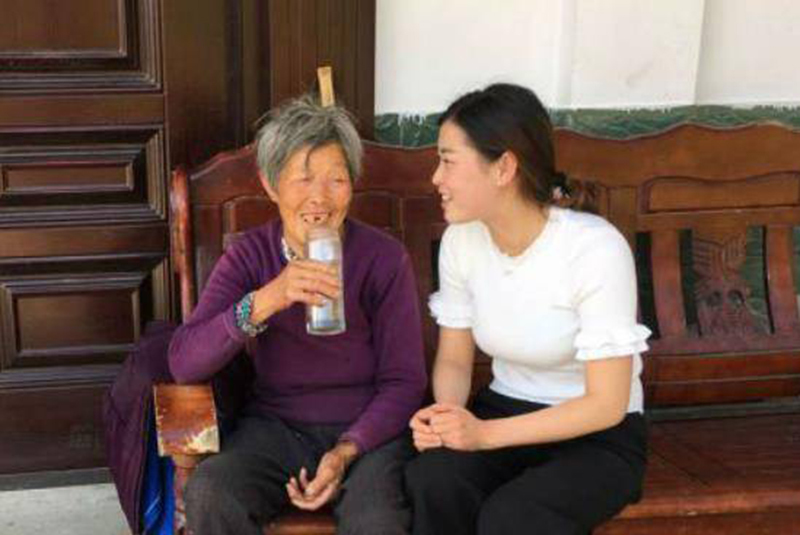 Tấm lòng mẹ nuôi