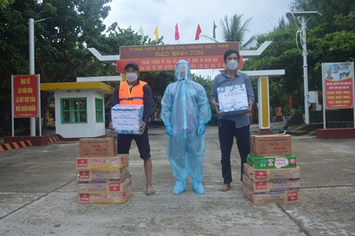 Đảo Sinh Tồn tặng quà cho ngư dân tàu cá Quảng Nam