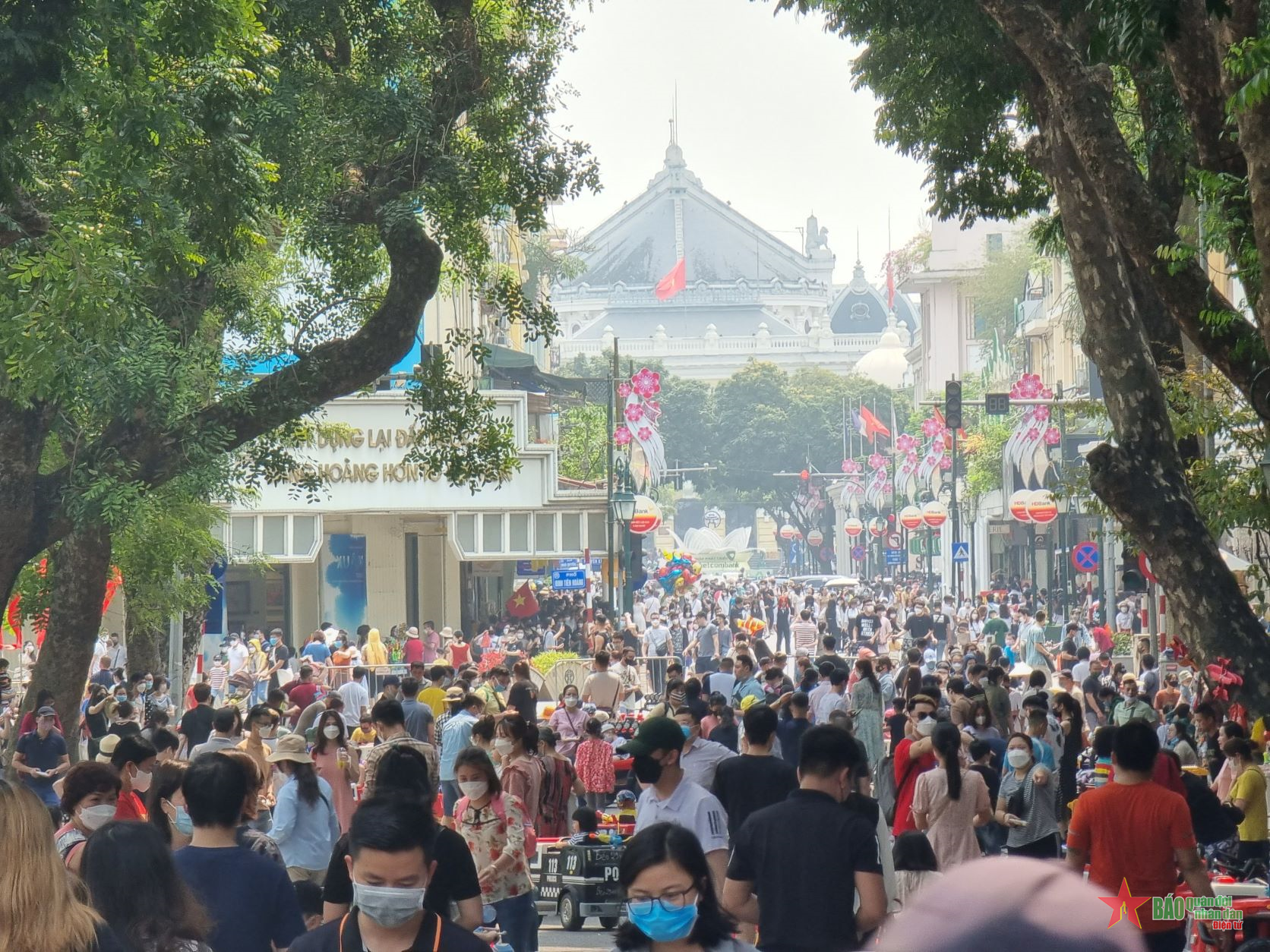 Các điểm vui chơi tại Hà Nội đón lượng khách tăng đột biến trong ngày Giỗ Tổ

