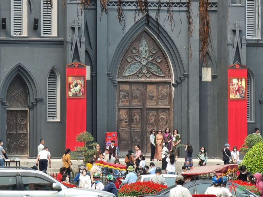 Nhà thờ lớn Hà Nội mang diện mạo mới trong kỳ nghỉ lễ