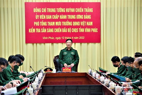 Trung tướng Huỳnh Chiến Thắng kiểm tra sẵn sàng chiến đấu tại Bộ CHQS tỉnh Vĩnh Phúc