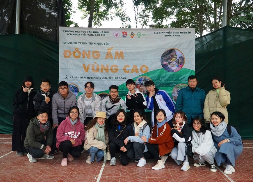 Câu lạc bộ sinh viên tình nguyện Bước Xanh trong Chương trình tình nguyện “Đông ấm vùng cao” tại Bắc Kạn.